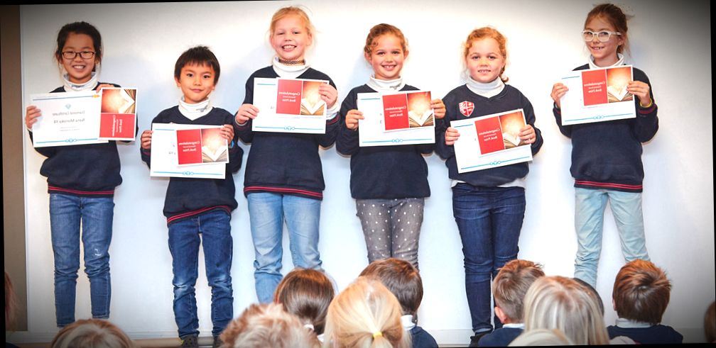 Школьники с сертификатами прохождения языковых курсов