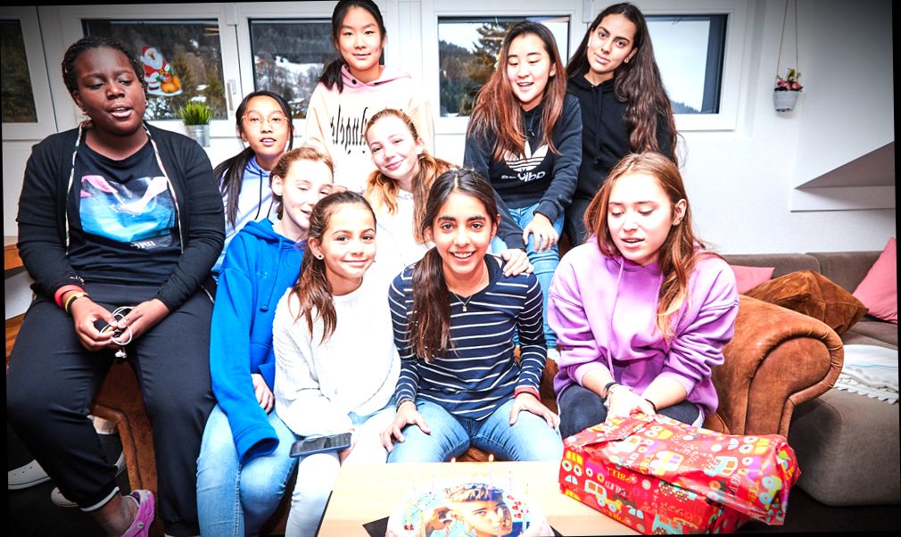 Швейцарские студенты празднуют день рождение в общежитии