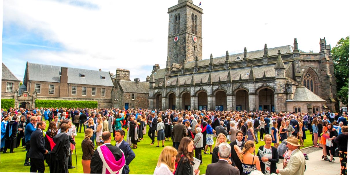 Scotland university. Университет сент Эндрюс в Шотландии. Шотландия сент Эндрюс студенты. Сент Эндрюс город. Сент-Эндрюсский университет университеты Шотландии.